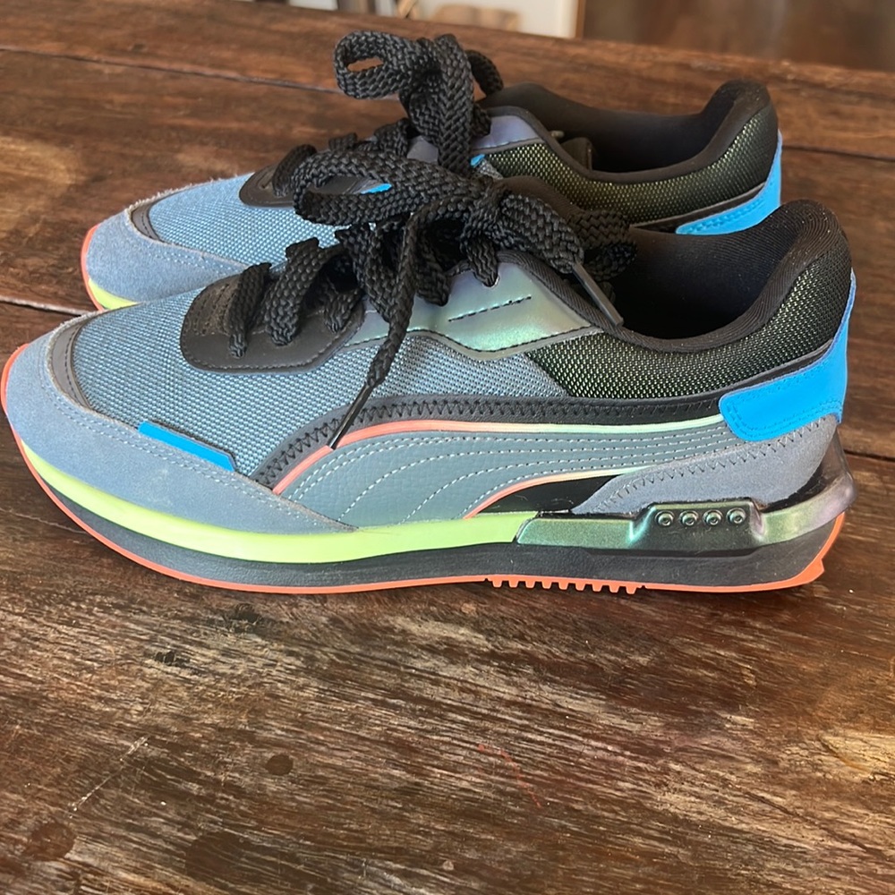 RARE!! Retro Pumas in shades of grey with great pops of color